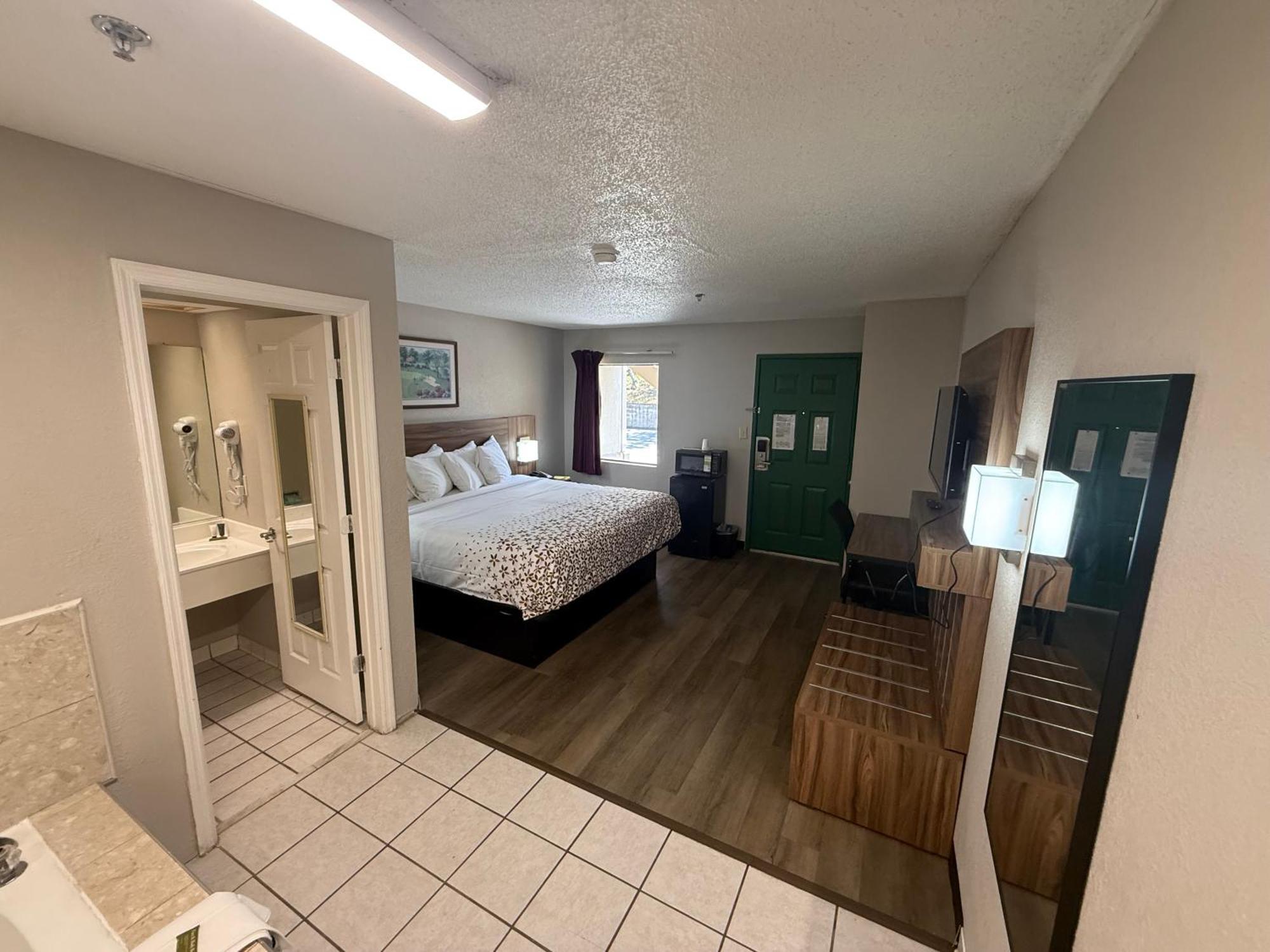 Country Hearth Inn & Suites Augusta Exterior photo